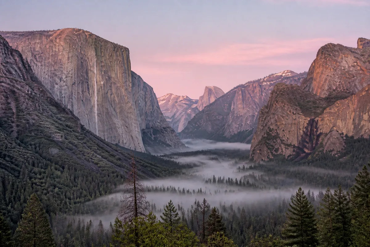 Vue panoramique de la vallée de Yosemite depuis un belvédère au lever du jour