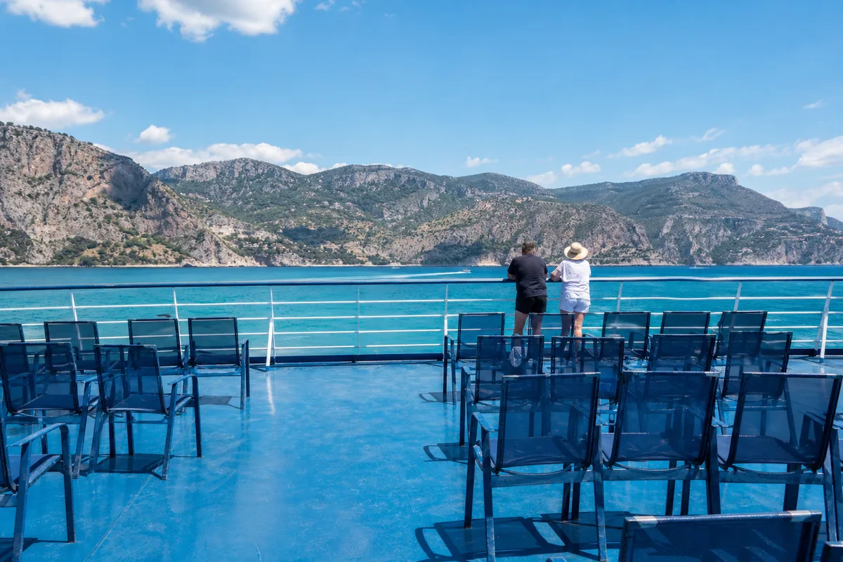 Vue sur la mer Méditerranée depuis le pont extérieur d&rsquo;un ferry